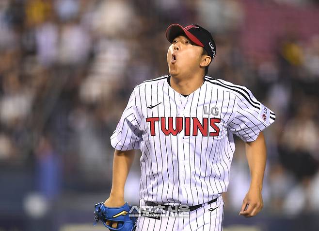 LG 선발투수 송승기가 23일 서울 잠실구장에서 열린 2025 KBO리그 NC와 경기 4회초 상대 손아섭을 투수앞 땅볼로 처리한 후 안도의 한숨을 쉬고 있다. 잠실 | 최승섭기자 thunder@sportsseoul.com