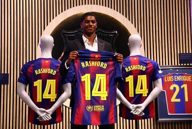 Soccer Football - FC Barcelona present new player Marcus Rashford - FC Barcelona Club Shop, Barcelona, Spain - July 23, 2025 Barcelona's new signing Marcus Rashford poses with his shirt during the presentation REUTERS/Albert Gea     TPX IMAGES OF THE DAY <저작권자(c) 연합뉴스, 무단 전재-재배포, AI 학습 및 활용 금지>