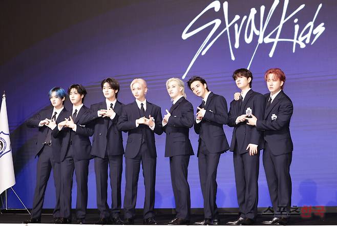 네 번째 정규 앨범 'KARMA'(카르마) 발매 기념 기자간담회에 참석한 스트레이 키즈(Stray Kids). 25.8.22 ⓒ이혜영 기자 lhy@hankooki.com