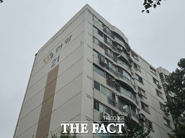 HDC현대산업개발은 KB국민은행, 하나은행, 우리은행, NH농협은행과 협약을 맺고 재건축 전 과정에서 필요한 이주비, 사업비 등 자금을 안정적으로 지원한다고 22일 밝혔다. /황준익 기자