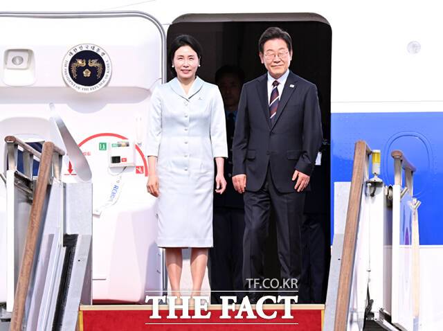 이재명 대통령은 23~28일 일본과 미국 순방길에 오른다. 이재명 대통령과 김혜경 여사가 G7 정상회의 참석을 위해 6월 16일 오후 경기 성남시 서울공항에 도착해 공군 1호기에 올라 인사하고 있다. /이새롬 기자