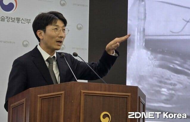 소금쟁이 초소형 로봇 작동 원리를 설명하는 고제성 아주대학교 교수.