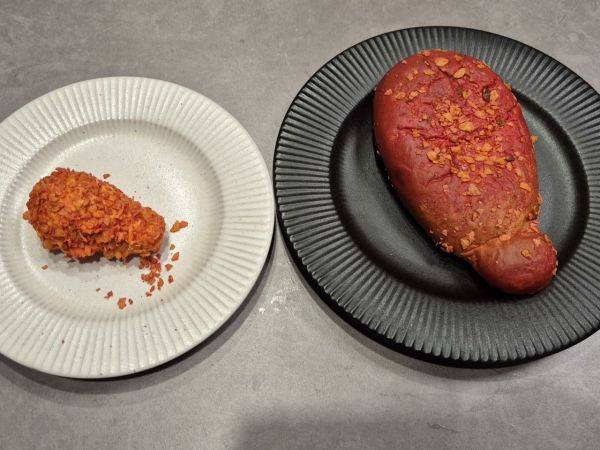 아임낫어불닭치킨(왼쪽)과 불닭다리빵. 이민지 기자.