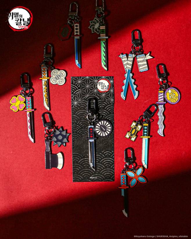 귀칼 롯데시네마 메탈 뱃지, 메가박스 일륜도 메탈 키링 (제공: 애니맥스브로드캐스팅코리아)