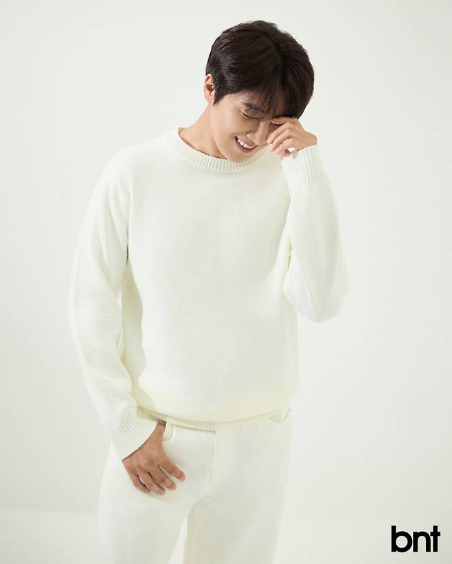니트, 바지는 스타일리스트 개인소장품.