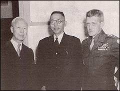 1945년 말 자리를 함께한 이승만, 김구, 존 하지(왼쪽부터).