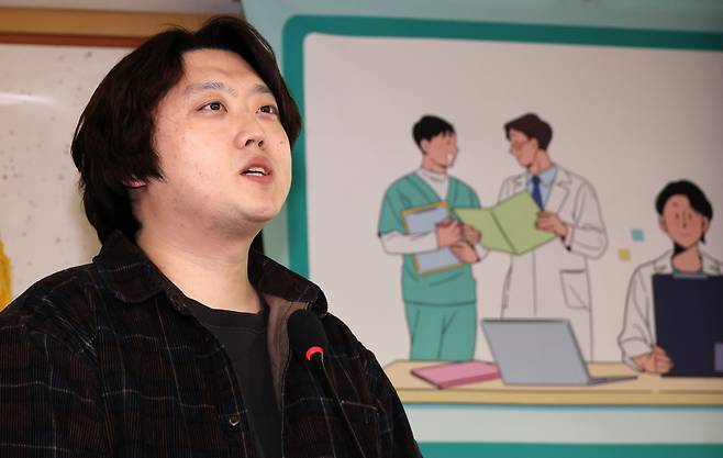 박단 전 대한전공의협의회 비상대책위원장이 지난 3월 서울 여의도 국회에서 열린 의료현장 정상화를 위한 정책 토론회에서 전공의 수련 환경 문제와 개선 방향을 주제로 발표하고 있다./뉴시스