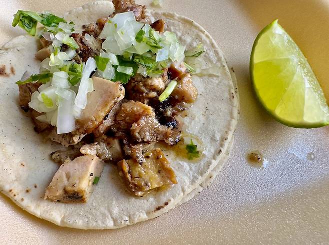 타코(Taco). 토르티야(Tortilla)라고 불리는 손바닥 크기의 옥수수나 밀로 만든 전병에 각종 재료를 넣어 싸 먹는 멕시코 전통 음식이다.