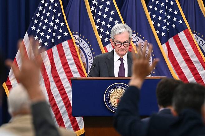 워싱턴 D.C.에서 열린 7월 29~30일 연방공개시장위원회(FOMC) 회의 후 제롬 파월 미국 연방준비제도이사회 의장이 기자회견을 하는 동안 기자들이 질문을 하기 위해 손을 들고 있다. /연합뉴스