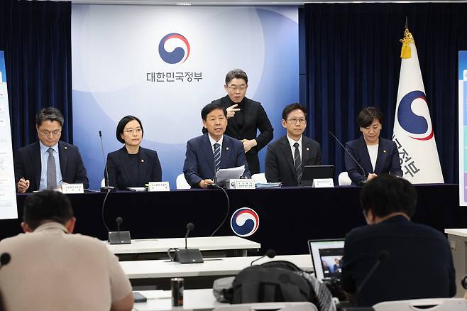 구윤철 부총리 겸 기획재정부 장관이 22일 오후 서울 종로구 정부서울청사에서 새정부 경제성장전략 관계부처 합동 브리핑을 하고 있다. 왼쪽부터 문신학 산업통상자원부 1차관, 한성훅 중소벤처기업부 장관, 구윤철 부총리, 배경훈 과학기술정보통신부 장관, 송미령 농림축산식품부 장관. /뉴스1