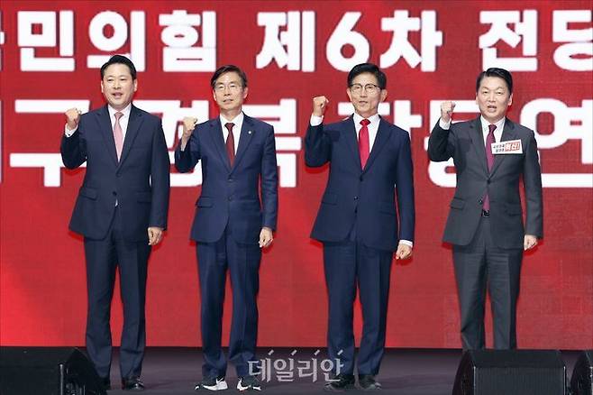 국민의힘 장동혁·조경태·김문수·안철수 당대표 후보(왼쪽부터)가 지난 8일 오후 대구 북구 엑스코 컨벤션홀에서 열린 국민의힘 8·22 전당대회 대구·경북 합동연설회에서 기념촬영을 하고 있다. ⓒ데일리안 홍금표 기자