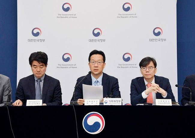 윤인대 기획재정부 차관보가 8월 19일 오전 정부세종청사 중앙동에서 열린 '새정부 경제성장전략 상세 브리핑'에서 주요내용을 발표하고 있다. ⓒ기획재정부
