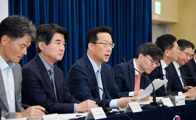 윤인대 기획재정부 차관보(가운데)가 8월 19일 오전 정부세종청사 중앙동에서 열린 '새정부 경제성장전략 상세 브리핑'에서 주요내용을 발표하고 있다. ⓒ기획재정부