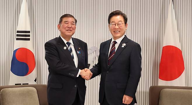 이재명 대통령이 17일(현지 시간) 캐나다 앨버타주 캐내내스키스 주요 7개국(G7) 정상회의장에서 이시바 시게루 일본 총리와 한일 정상회담에 앞서 악수하고 있다. 2025.06.18. [카나나스키스(캐나다)=뉴시스]