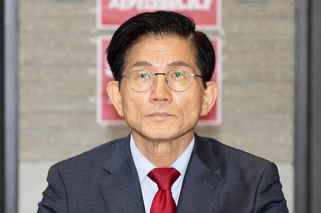 특검의 국민의힘 압수수색 저지 농성 중인 김문수 당대표 후보가 21일 서울 여의도 국민의힘 중앙당사 로비에서 농성을 이어가고 있다. 2025.8.21/뉴스1