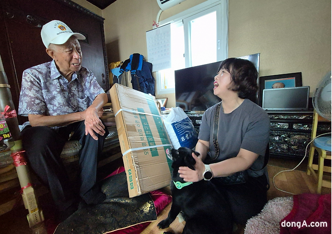 보훈병원 박한수 과장이 김영태 할아버지와 오랜 벗처럼 이야기를 나누며, 웃음꽃이 피는 소통의 시간을 보내고 있다. (사진=최강주 기자 gamja@donga.com)