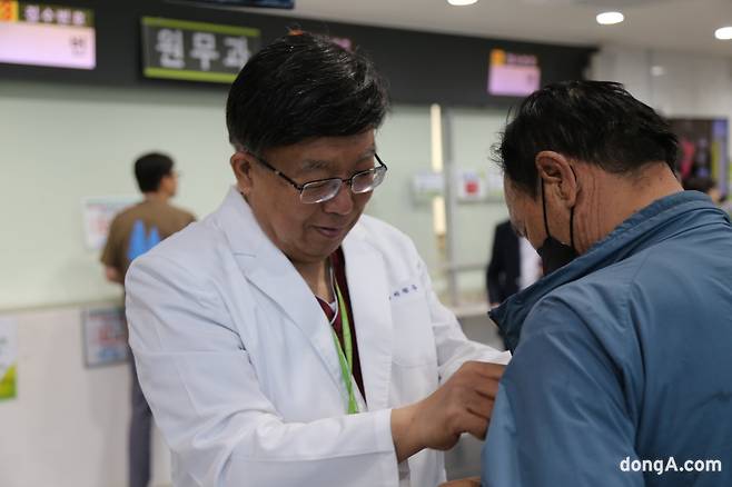 부산 보훈병원 이정주 원장이 2025.6.4(수) 내원고객 및 재원환자들에게 나라꽃 무궁화 달아드리기 행사를 실시하였다. (사진=최강주 기자 gamja@donga.com)