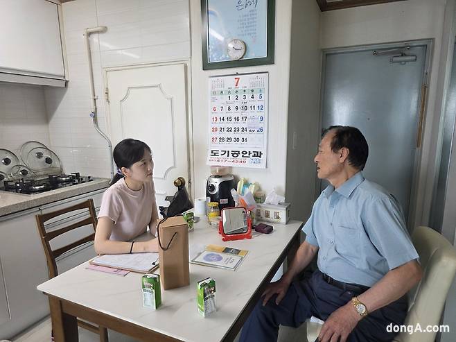 보훈병원 김경미 의료사회복지사가 국가유공자 할아버지와 이야기를 나누고 있다. (사진=최강주 기자 gamja822@donga.com)