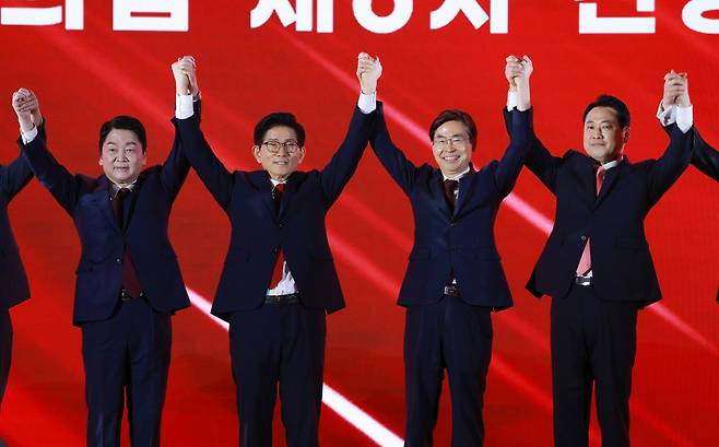 국민의힘 안철수(왼쪽부터), 김문수, 조경태, 장동혁 후보가 22일 충북 청주오스코에서 열린 국민의힘 제6차 전당대회에서 기념촬영하고 있다. 2025.08.22. [청주=뉴시스]