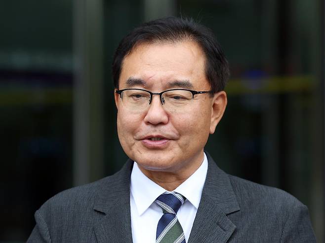 순직 해병 수사 방해 의혹 사건을 수사하는 이명현 특별검사가 24일 오후 경기도 정부과천청사 내 고위공직자범죄수사처에서 오동운 공수처장 면담을 마치고 취재진 질문에 답하고 있다.   2025.6.24/뉴스1