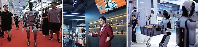 1. 8월 8일 중국 베이징에서 열린 제10회 세계로봇콘퍼런스 전시장에서 인간형 로봇인 휴머노이드가 행사장을 걸어다니고 있다. 2. 세계로봇콘퍼런스 기간에 베이징에 문을 연 테마 레스토랑에서 휴머노이드가 고객을 맞이하고 있다. 3. 행사 첫날인 8월 8일 물류센터를 재현한 행사장에서 휴머노이드들이 상자를 운반하고 있다. /AFP연합·신화연합·AP연합