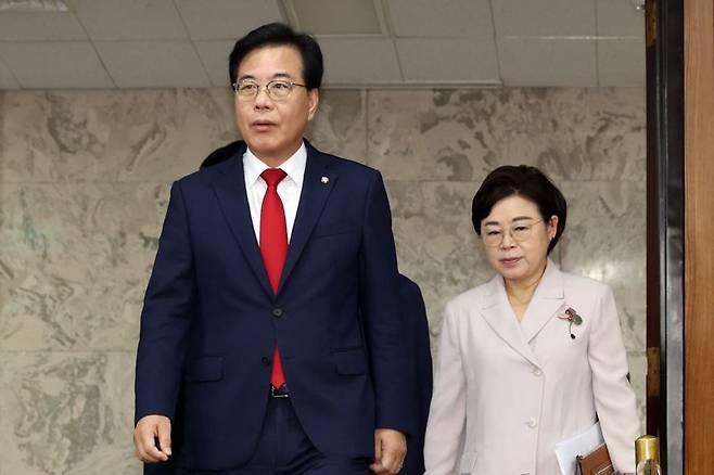 국민의힘 송언석 원내대표가 22일 국회에서 열린 원내대책회의에 참석하고 있다. 사진=서동일 기자