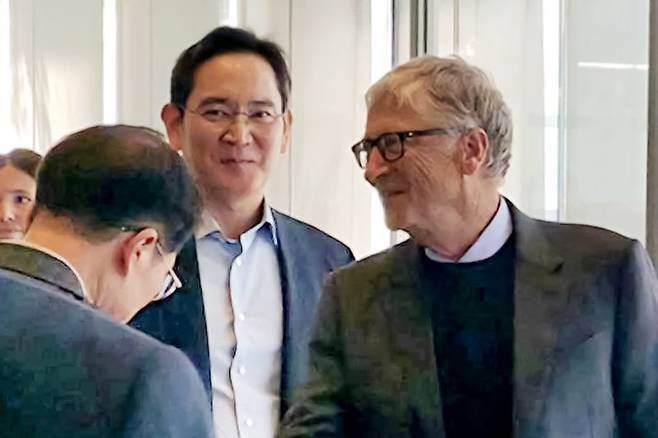 이재용 삼성전자 회장이 22일 삼성전자 서초 사옥을 방문해 오찬을 함께 한 빌 게이츠 게이츠재단 이사장을 배웅하고 있다. 삼성전자 제공