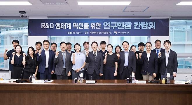 배경훈 과학기술정보통신부 장관이 지난 13일 오전 서울 관악구 서울대학교 반도체공동연구소에서 열린 'R&D 생태계 혁신을 위한 연구현장 간담회' 에서 연구자들과 '연구개발 생태계 혁신방안' 관련 의견을 나누고 있다.(사진=과기정통부 제공)
