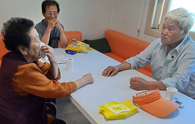 정희(왼쪽)씨가 정영철 서산개척단 진상규명위원회 회장을 만나 이야기를 나누고 있다. 가운데는 서산개척단 피해생존자 이정섭씨. 고경태 기자