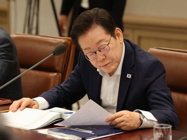 이재명 대통령이 22일 서울 용산 대통령실에서 열린 국가과학기술자문회의 전원회의에서 자료를 살펴보고 있다. 김태형 기자 xogud555@hani.co.kr