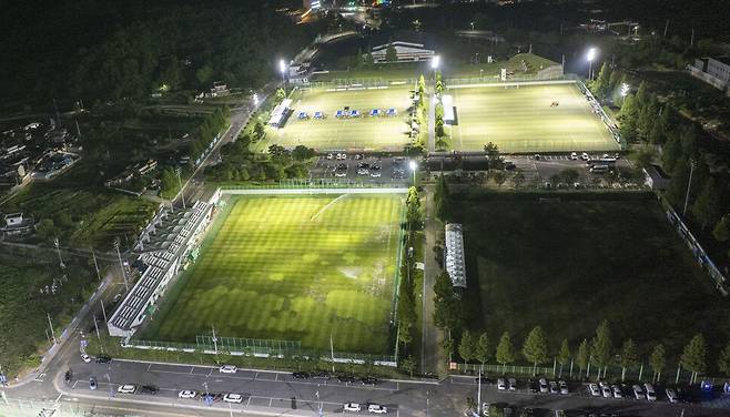 2025년 8월1일 경남 창녕스포츠파크 축구 경기장을 드론으로 찍은 사진. 메인 경기장인 4구장(아래 왼쪽)과 3구장(아래 오른쪽)은 잔디 훼손이 심해 경기가 열리지 않았다. 3구장은 아예 불이 꺼져 있었다. 창녕(경남)=김진수 선임기자 jsk@hani.co.kr