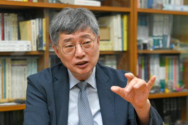 장영수 고려대 법학전문대학원 교수가 30일 서울 성북구 연구실에서 인터뷰에 응하고 있다. 남동균 인턴기자