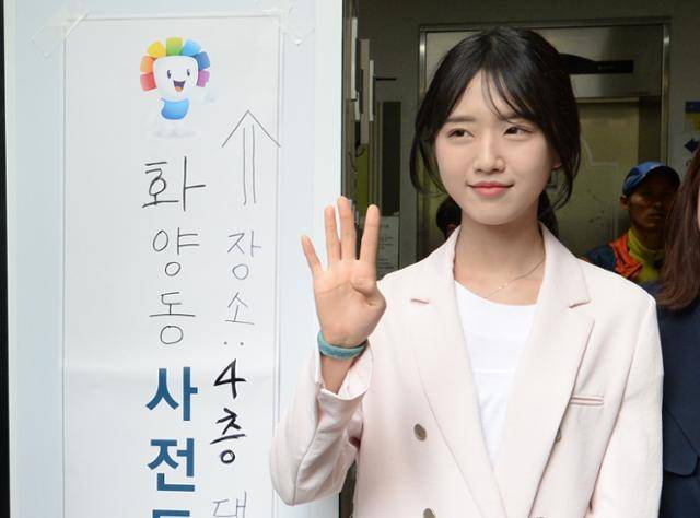 제19대 대통령 선거 사전투표일이었던 2017년 5월 4일 유승민 당시 바른정당 대선 후보의 딸 유담씨가 서울 광진구 화양동주민센터에 마련된 사전투표소에서 투표를 마친 후 인증샷을 찍고 있다. 뉴스1