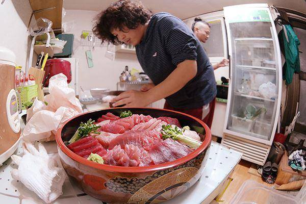 회를 썰고 있는 정중식. 2015년 Mnet '슈퍼스타K7'에서 탈락한 뒤 그는 서울 망원동에 있는 참치집에서 다시 밥벌이를 시작했다. 정중식 제공