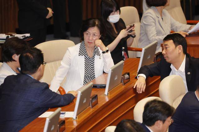 22일 서울 여의도 국회 본회의에서 더불어민주당 추미애 의원이 의원들과 대화하고 있다. 연합뉴스