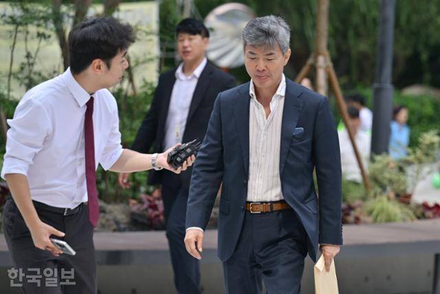 이종호 전 블랙펄인베스트 대표가 지난달 30일 민중기 특별검사팀 사무실이 마련된 서울 종로구 광화문KT웨스트 빌딩으로 들어서고 있다. 최주연 기자