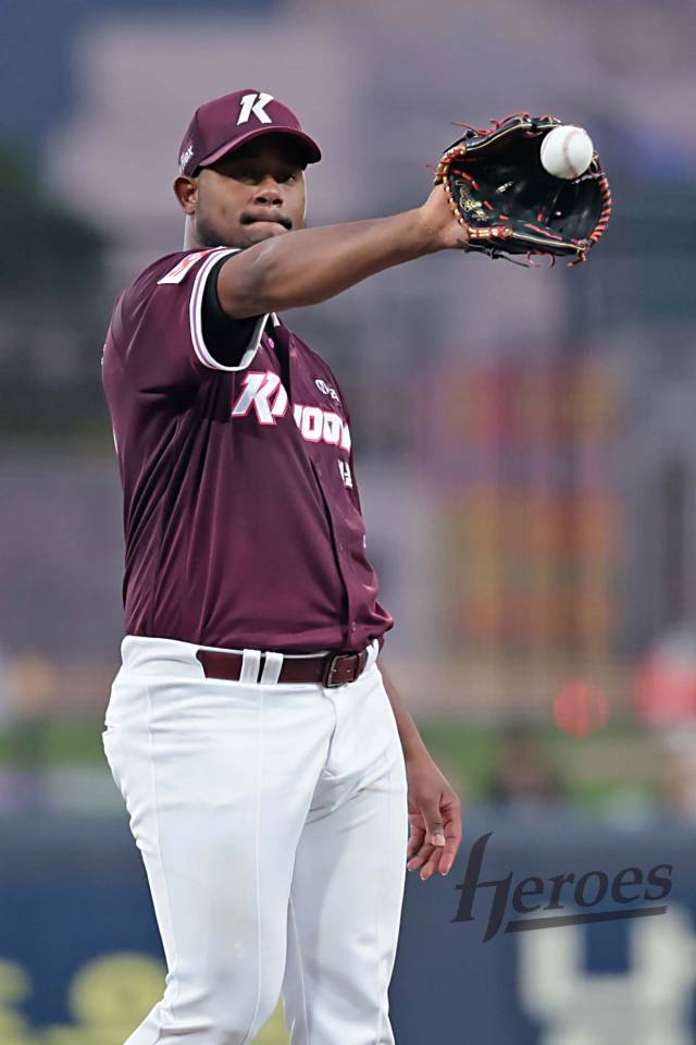 KBO리그 데뷔 3경기 만에 마수걸이 첫 승리를 기록한 메르세데스. 키움 제공