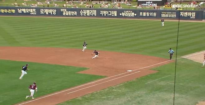 21일 광주 키움전 2회 이주형의 타구를 잡으러 베이스를 비웠다가 급하게 돌아가는 오선우. 2루수 김선빈은 오선우가 포구할 거라고 판단해 타구를 끝까지 쫓지 않았다. 결과는 우전 안타. KIA는 이주형의 피안타를 시작으로 대거 5실점했다. MBC스포츠플러스, 티빙 캡처