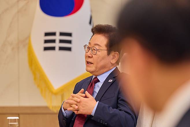 이재명 대통령이 오는 24일부터 27일까지 중국에 특사단을 파견하고 시진핑 국가주석에게 친서를 전달한다. 대통령실은 22일 "한·중 관계 발전 방향 및 양국 간 우호 정서 증진 방안 등에 대한 이재명 대통령의 메시지를 중국 측에 전달할 계획"이라고 밝혔다. 사진은 이날 대통령실이 SNS에 공개한 이 대통령과 일본 요미우리 신문의 인터뷰 모습.[이재명 대통령 SNS. 재판매 및 DB 금지] [사진=연합뉴스]