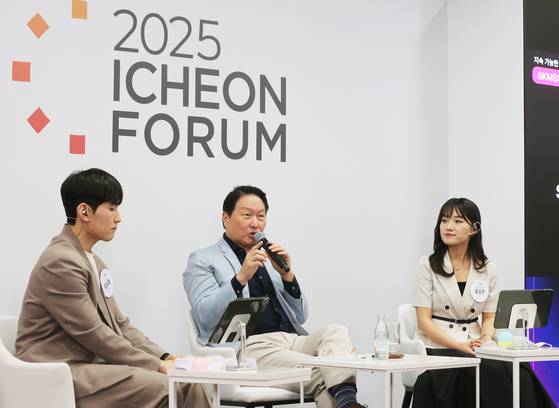 최태원 SK그룹 회장(가운데)이 20일 서울 SK서린사옥에서 열린 ‘이천포럼 2025’ 폐막세션에서 질의응답을 하고 있다. [사진 SK]