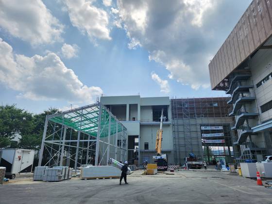 21일 경북 경주시 신평동 경주화백컨벤션센터 옆에 건설되고 있는 경주 아시아태평양경제협력체(APEC) 정상회의 미디어센터 모습. 경북도는 이날 현재 미디어센터 공정률이 74%라고 밝혔다. 김정석 기자