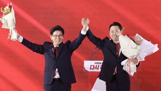 김문수(왼쪽)·장동혁 국민의힘 당대표 후보가 22일 오후 충북 청주시 오스코에서 열린 제6차 전당대회에서 결선 진출에 성공한 뒤 두 손을 번쩍 들어 기뻐하고 있다. 전민규 기자