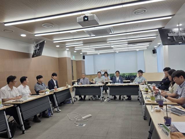 ▲ 한국언론진흥재단은 21일 서울 정동 미디어교육원에서 김찬영 지역신문발전위원회 위원장과 지역 언론인들이 참석한 가운데 ‘2025 지역신문 현안세미나’를 개최했다.