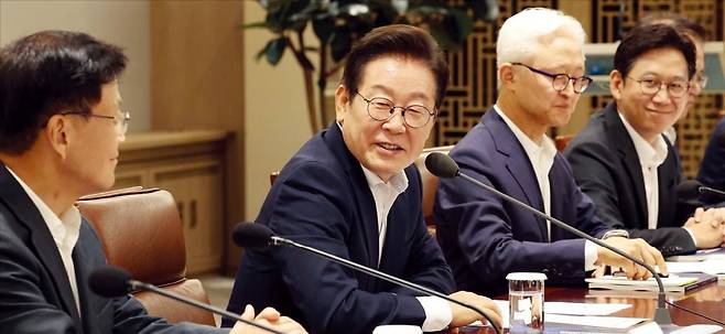 < 국가전략기술 확보 총력 > 이재명 대통령이 22일 용산 대통령실에서 열린 국가과학기술자문회의 전원회의에서 첫머리 발언을 하고 있다. /김범준 기자