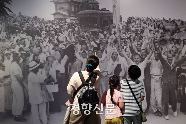 광복절 80주년을 하루 앞둔 지난 14일 서울 종로구 서울역사박물관에서 진행 중인 특별전 ‘우리들의 광복절’에 광복 다음 날 시민들이 환호하는 사진이 전시돼 있다. 한수빈 기자