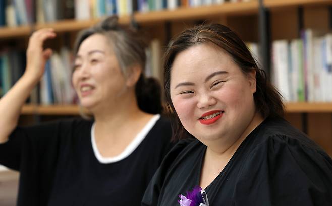 발달장애인인 정은혜 작가(오른쪽)가 14일 서울 정동 경향신문사에서 인터뷰를 하다 남편 조영남씨를 바라보며 환히 웃고 있다. 왼쪽은 어머니 장차현실씨. 서성일 선임기자
