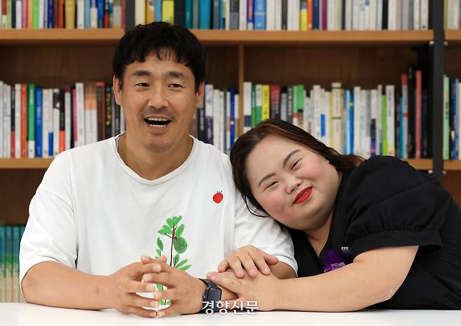 발달장애인인 정은혜 작가(오른쪽)와 남편 조영남씨가 14일 서울 정동 경향신문사에서 인터뷰 시작에 앞서 포즈를 취하고 있다. 서성일 선임기자