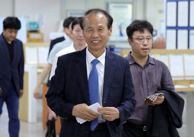 최문순 전 강원도지사가 22일 서울 서초구 서울중앙지법에서 열린 알펜시아 리조트 입찰 방해 관련 1심 공판에 출석하고 있다. 연합뉴스