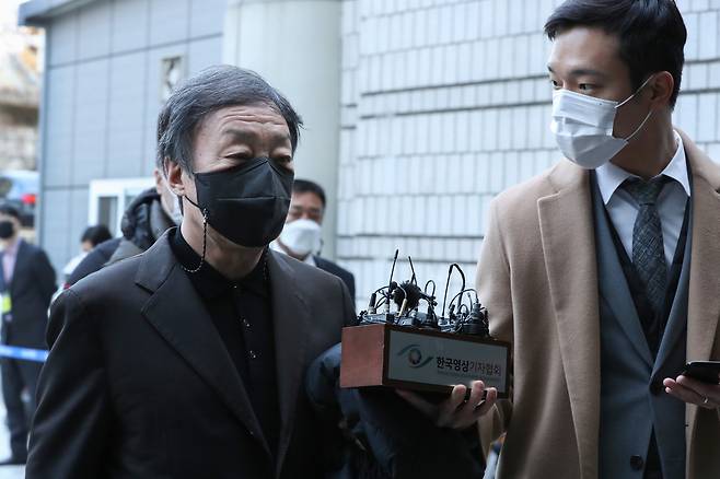 세무조사를 무마해주겠다며 사업가에게서 뒷돈을 받고 브로커 역할을 한 혐의를 받는 윤우진 전 서울 용산세무서장이 지난 2021년 12월7일 서울중앙지법에 구속 전 피의자 심문을 받기 위해 출석하고 있다. 한수빈 기자
