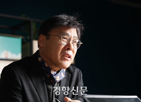 김의철 전 KBS 사장이 해임 처분과 관련해 KBS 내 책임자를 문책해야 한다고 밝혔다. 사진은 지난 1월 김 전 사장이 해임 처분 취소소송에서 승소한 후 경향신문과 인터뷰하는 모습이다. 정지윤 선임기자